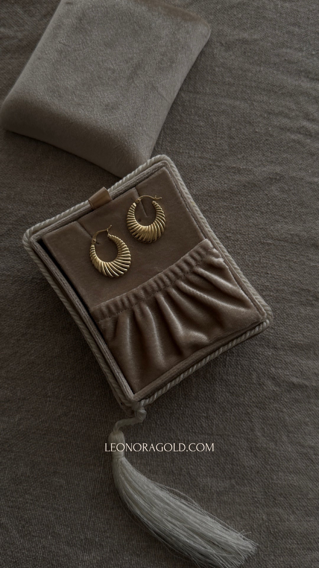 Caja de Terciopelo y Tassel - Leonora Gold Jewelry